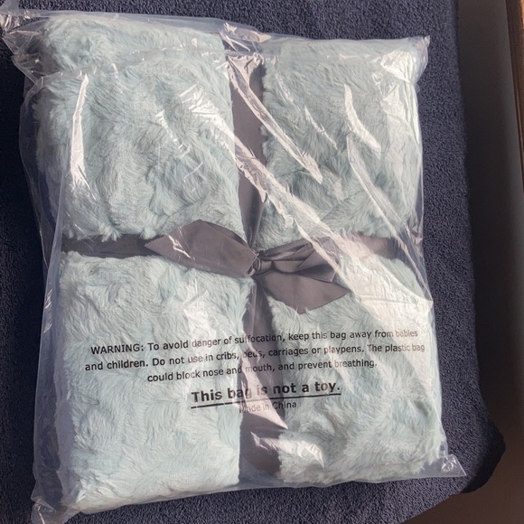 Relisted Madison Park faux fur throw blanket 60 X 70 in - Picture 13 of 14